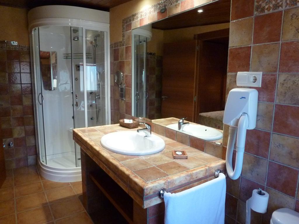 Hotel H Con Encanto Binefar Bilik gambar