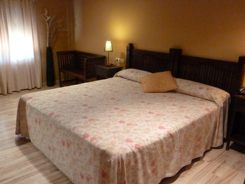 Hotel H Con Encanto Binefar Bilik gambar