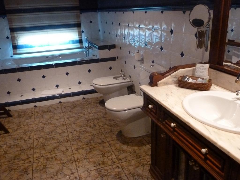 Hotel H Con Encanto Binefar Bilik gambar