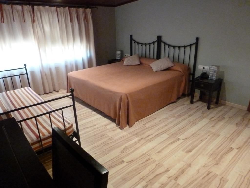 Hotel H Con Encanto Binefar Bilik gambar