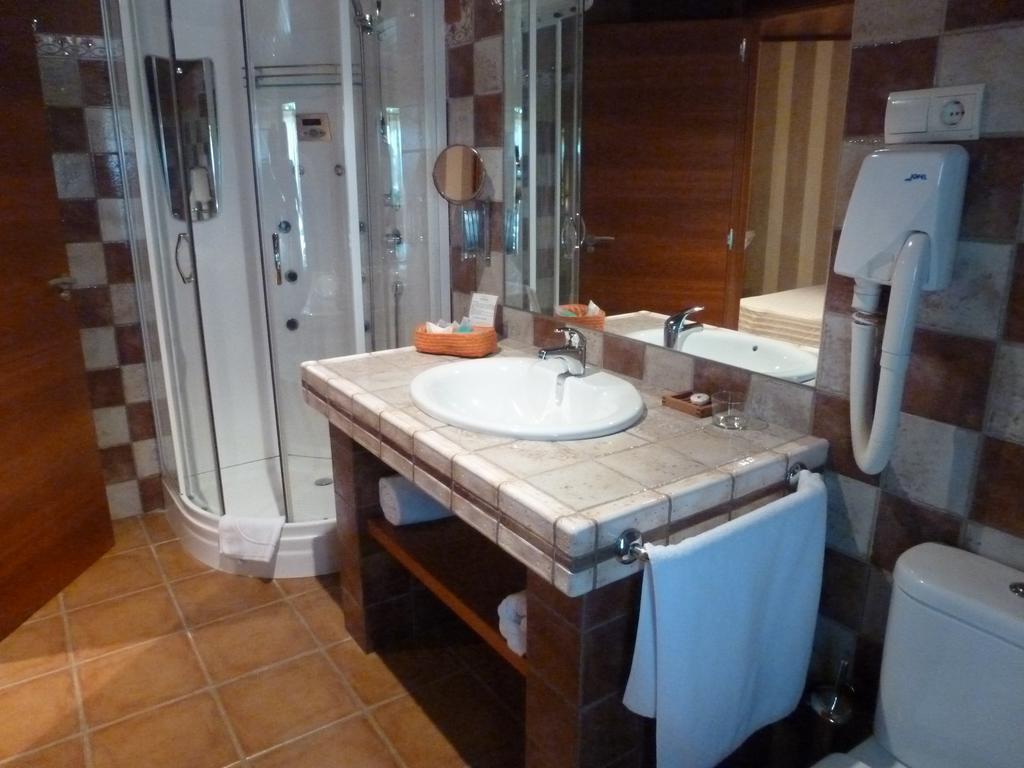 Hotel H Con Encanto Binefar Bilik gambar