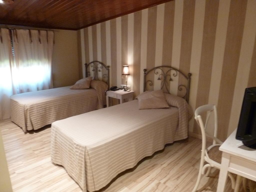 Hotel H Con Encanto Binefar Bilik gambar