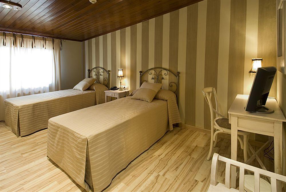 Hotel H Con Encanto Binefar Luaran gambar