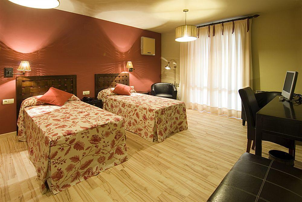 Hotel H Con Encanto Binefar Luaran gambar